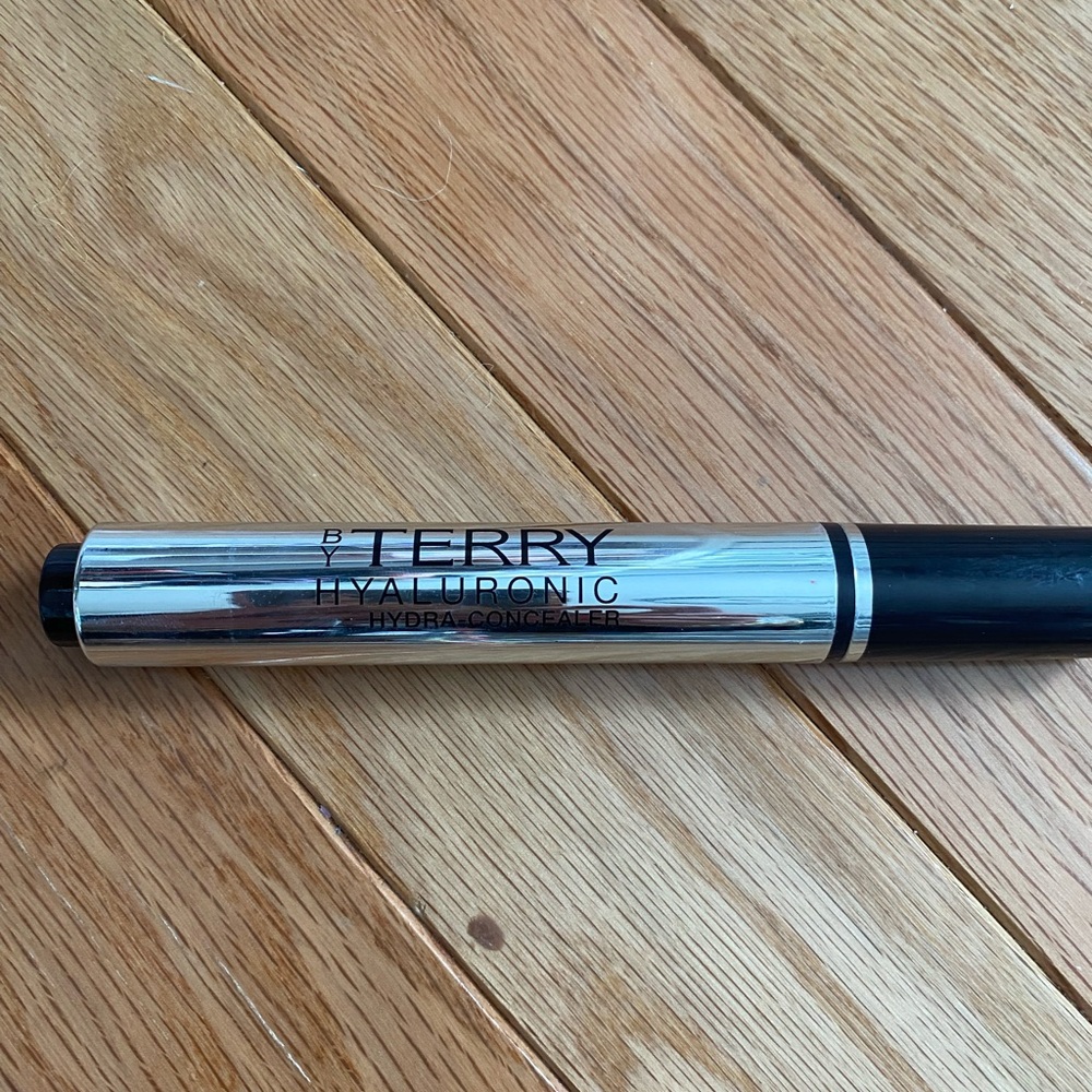 By terry hyluronic concealer